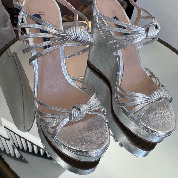 Stuart Weitzman Shimmering Saffron Silver Platform Wedges SZ 7½ - Picture 3 of 15